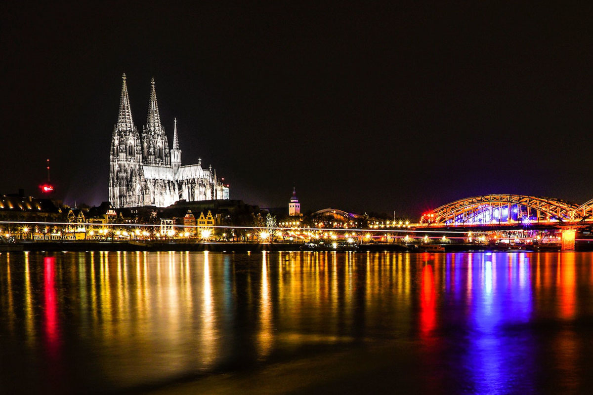 Kölner Dom, Rhein und Hohenzollernbrücke bei Nacht.