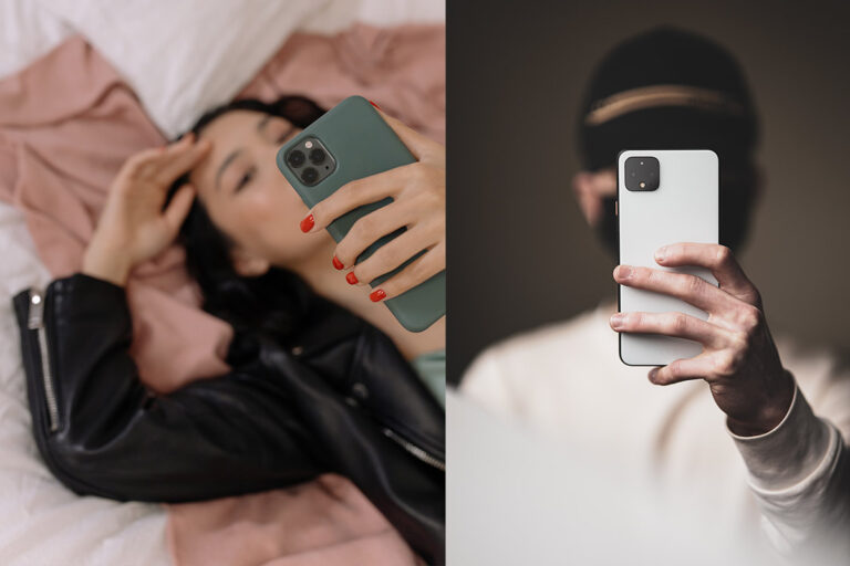 Frau liegt auf Bett und schießt ein Selfie mit dem Smartphone. Mann steht gerade da und fotografiert ebenfalls ein Selfie.