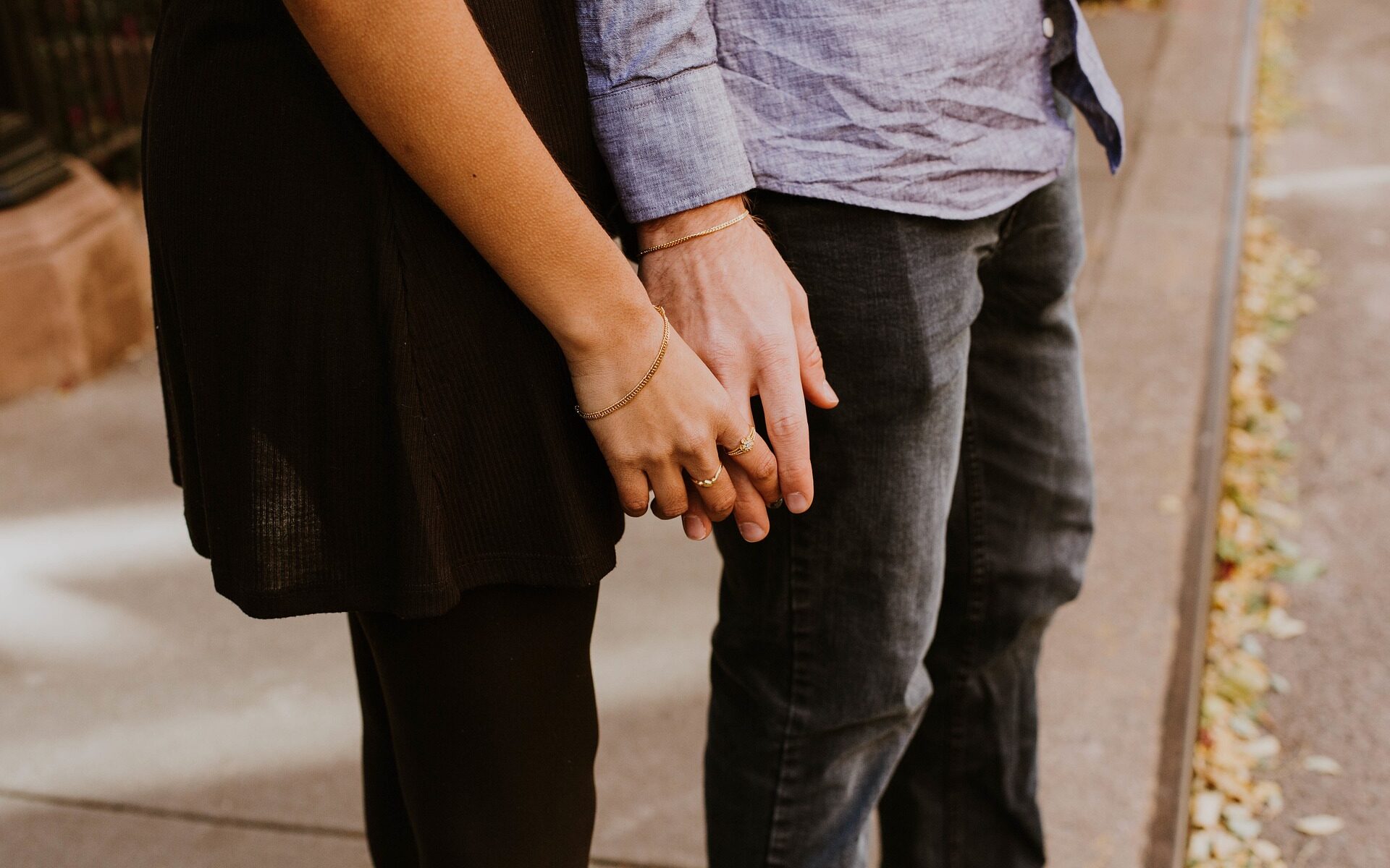 Mann und Frau halten sich an der Hand.